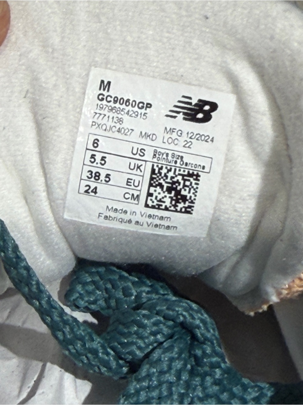 New Balance Teal & Peach Chunky Runner Sneakers 9060 (no box) - Picture 9 of 9